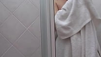 Masturbando una Milf insaziabile sotto la doccia, il suo amico la filmò mentre accarezzava il suo cazzo